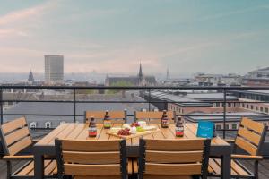 einen Tisch mit Flaschen Bier und Essen auf dem Balkon in der Unterkunft Sweet Inn - Waterloo in Brüssel