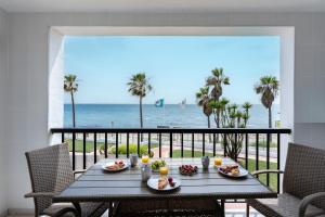 uma mesa de jantar com vista para o oceano em Dona Lola Micaela Beach front duplex 2 bedroom apartment - open sea and beach views surrounded by bars and restaurants - Costa del Sol - CS199 em Mijas