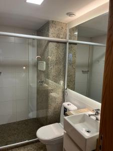 Un baño con inodoro, lavabo y ducha. en Hotel Cullinan Deluxe, en Brasilia 10 fotos más