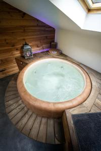 Fotografie z fotogalerie ubytování Le Lov't - Suite avec jacuzzi v destinaci Spontin