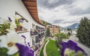 einen Blick vom Balkon eines Gebäudes mit Blumen in der Unterkunft Hotel Strela by Mountain Hotels in Davos