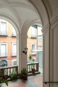 uma arcada num edifício com vasos de plantas em Carafa di Maddaloni By Enjoy Napoli em Nápoles