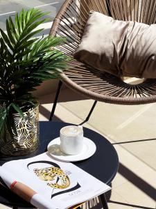 una mesa de centro con una taza de café y una planta en Villa Mil Palmeras, en Campoamor