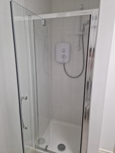 W łazience znajduje się prysznic ze szklanymi drzwiami. w obiekcie The Lodge Ballina w mieście Ballina
