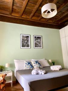1 dormitorio con 1 cama con toallas en Laterano Apartment en Roma