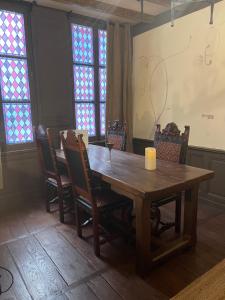 a dining room with a wooden table and chairs at Une Nuit Comme Un Chevalier! Coeur historique - Hypercentre. in Troyes
