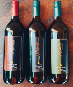 drie flessen wijn naast elkaar bij Vista Capodistria in Koper