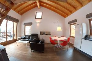 salon z kanapą i stołem w obiekcie Ryad D quelle vue! w mieście Zinal