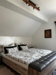 ein Schlafzimmer mit einem großen Bett in einem Zimmer in der Unterkunft Hiša Srečo in Begunje