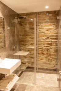 米蘭德拉的住宿－Coração do Tua Hotel，带淋浴和盥洗盆的浴室