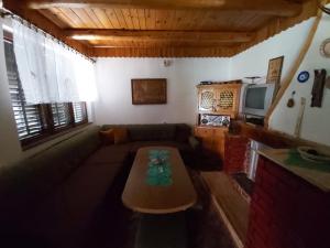 - un salon avec un canapé et une table dans l'établissement Vikendica odmor za dusu, à Visoko