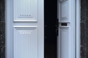 una puerta blanca abierta frente a un edificio en Major's House Gyumri en Gyumri