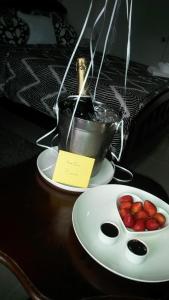 uma mesa com dois pratos de morangos e uma tigela de molho em Hotel Boutique Simona em La Romana
