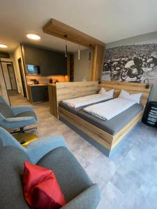 1 dormitorio con 1 cama grande y 1 sofá en Quartier am Sachsenring, en Oberlungwitz