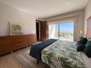 1 dormitorio con cama grande y ventana grande en Villa Mil Palmeras, en Campoamor