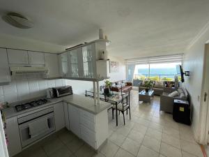 a kitchen and living room with a view of the ocean at VADIGI COCHOA in Viña del Mar