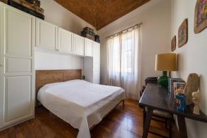 una camera con letto, tavolo e finestra di Lovely apartment in Tuscany, near Florence a Prato