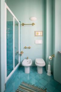bagno blu con servizi igienici e doccia di Lovely apartment in Tuscany, near Florence a Prato