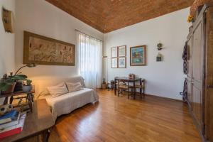 un soggiorno con letto e tavolo di Lovely apartment in Tuscany, near Florence a Prato