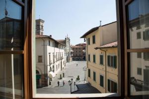 Blick auf eine Stadtstraße aus dem Fenster in der Unterkunft Lovely apartment in Tuscany, near Florence in Prato