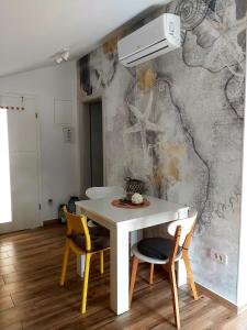 Barbat na Rabu的住宿－APARTMAN VINKO，一间配备有白色桌椅的用餐室