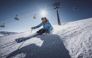 eine Person fährt eine schneebedeckte Piste hinunter in der Unterkunft Hotel Alte Post by Mountain Hotels in Davos