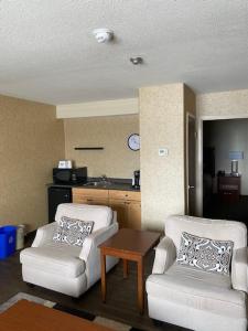 Posezení v ubytování Days Inn & Suites by Wyndham Brandon