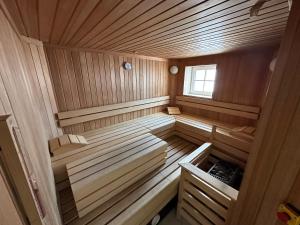 widok na drewnianą saunę w obiekcie Hotel Enzian - Adults Only w mieście Obertauern