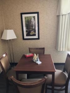 Posezení v ubytování Days Inn & Suites by Wyndham Brandon