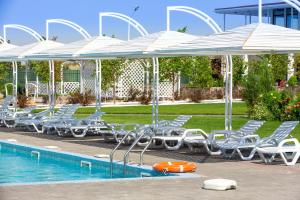 Бассейн в La Dolce Vita Resort или поблизости