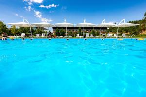 Бассейн в La Dolce Vita Resort или поблизости