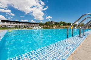 Бассейн в La Dolce Vita Resort или поблизости
