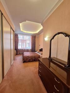 ein Hotelzimmer mit einem Bett und einem Spiegel in der Unterkunft Saules 4 in Daugavpils