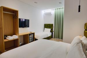 Postel nebo postele na pokoji v ubytování Asi Rooftop Hotel
