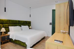 Postel nebo postele na pokoji v ubytování Asi Rooftop Hotel