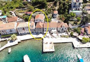 an aerial view of a house with a yellow circle on it at Rose - Apartmani Janovic in Lustica