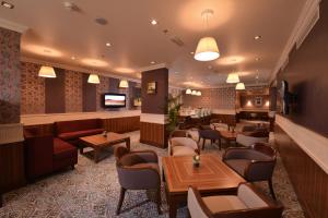Lounge nebo bar v ubytování City Seasons Al Hamra Hotel
