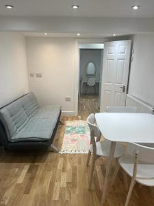 Gallery image of Charming Basement Flat A in London
