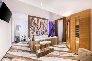 TV a/nebo společenská místnost v ubytování Sant'Antonino Luxury Suite