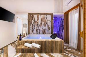 a bathroom with a jacuzzi tub with two towels at Sant'Antonino Luxury Suite in Sorrento