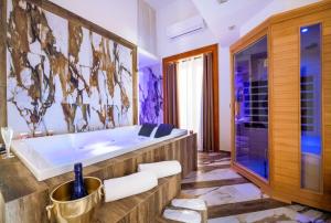 Postel nebo postele na pokoji v ubytování Sant'Antonino Luxury Suite