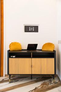 TV a/nebo společenská místnost v ubytování Sant'Antonino Luxury Suite