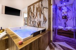 TV a/nebo společenská místnost v ubytování Sant'Antonino Luxury Suite + 37 fotografií