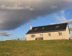 dom na szczycie trawiastego wzgórza w obiekcie Druim Mor w mieście Stornoway