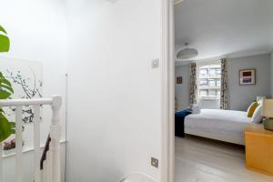 1 dormitorio con cama y ventana en 2bed 2bath Victorian maisonette in Barbican en Londres