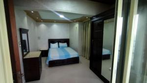 um quarto com uma cama e um espelho grande em شقة الجزيرة المميز كود 12-341 em Alexandria