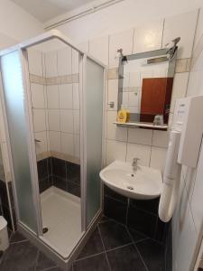 Koupelna v ubytování Rooms Rita
