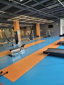 un gimnasio con sillas y suelos de color naranja y azul en Residence 5 etoiles Orya Park avec piscine, en Estambul