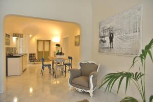 a living room with a dining room table and chairs at La Locanda dei Corrieri in Palermo