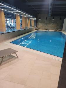 Bassein majutusasutuses Residence 5 etoiles Orya Park avec piscine või selle lähedal